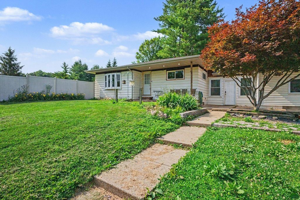 59293 Roberts Road, Fabius township