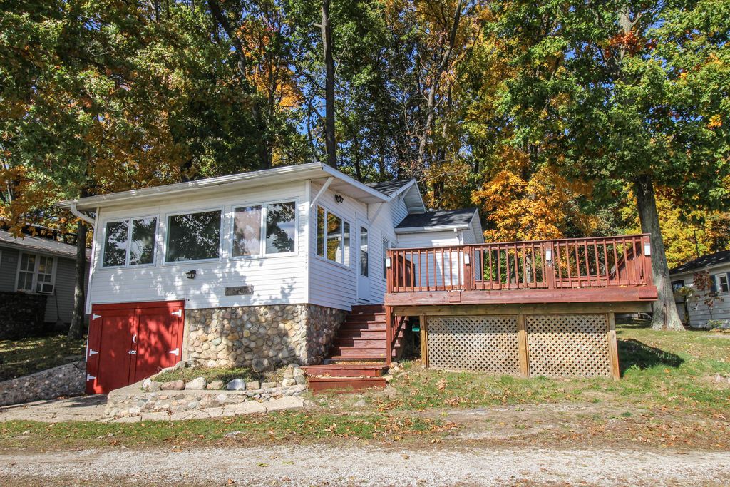 58463 Loop Road, Fabius township