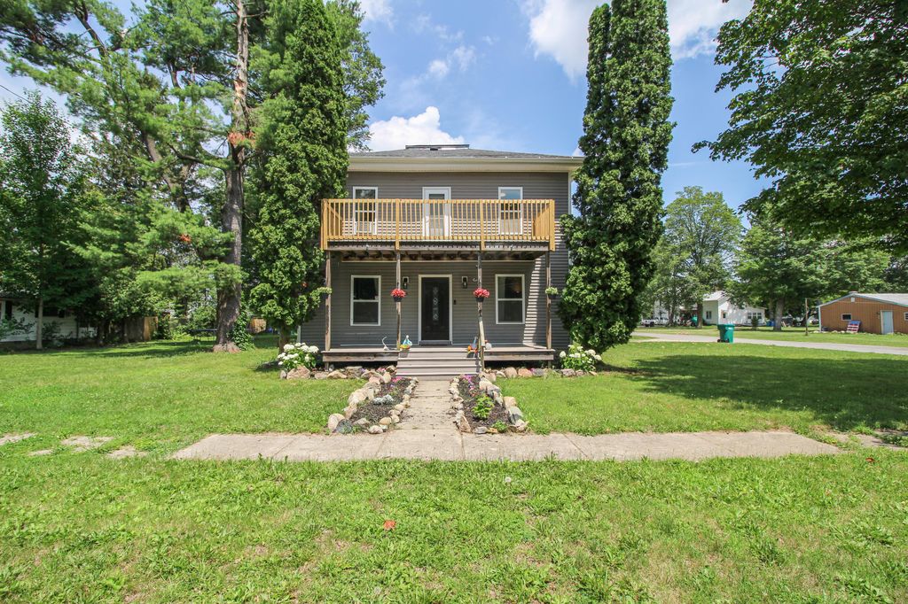 335 E Burr Oak Street, Centreville village
