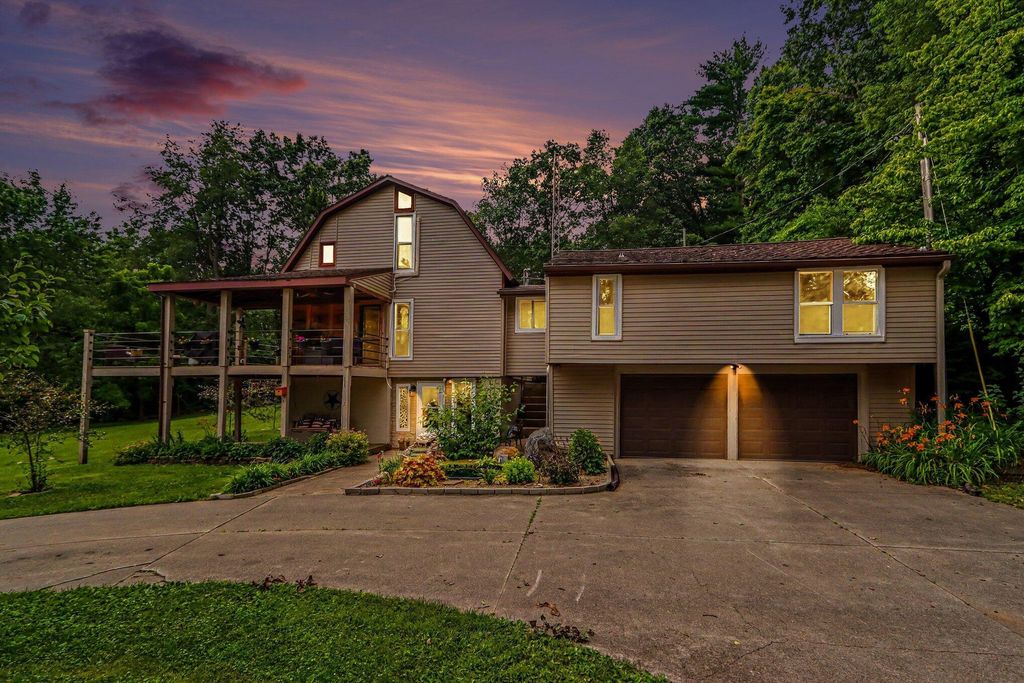 55942 Day Road, Flowerfield township