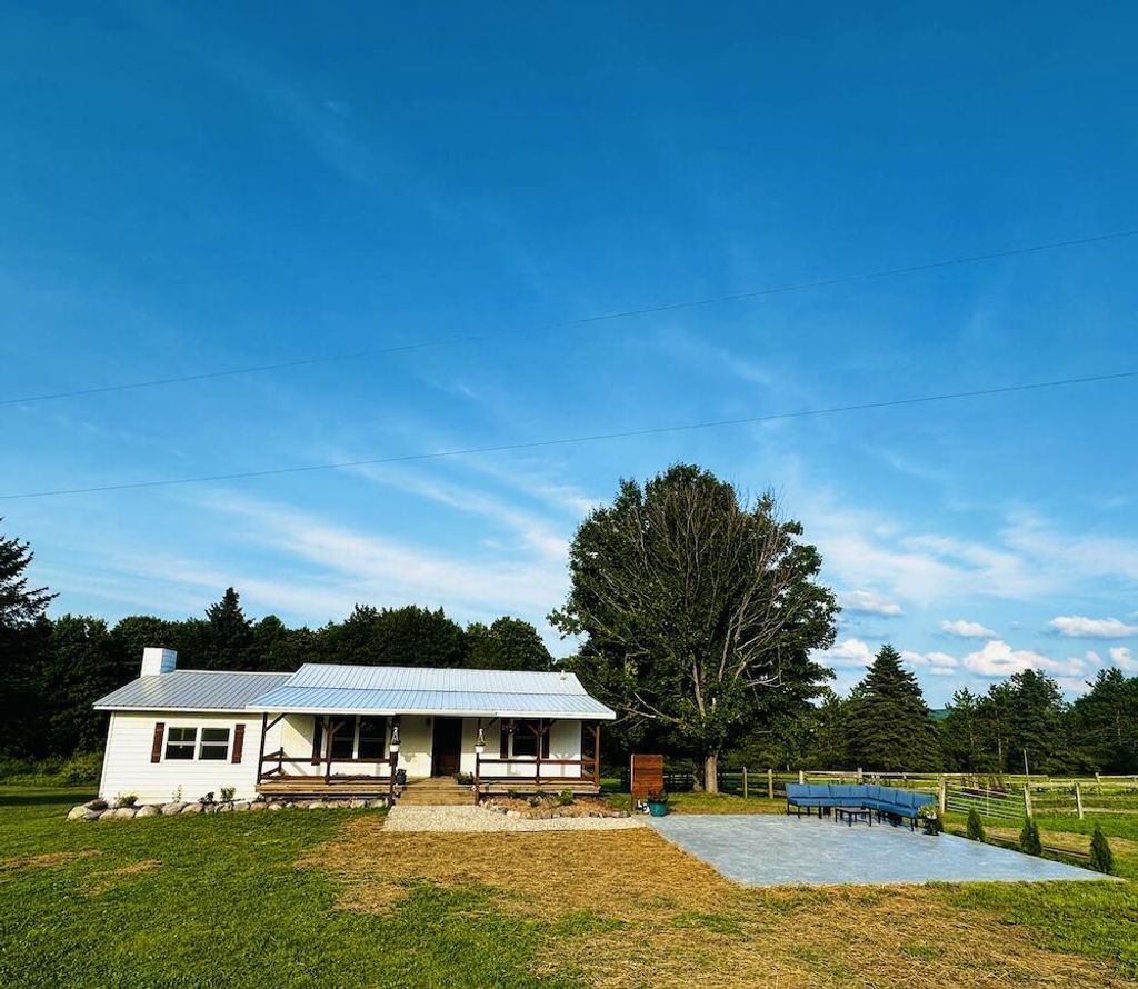 8530 Toad Lake Road, Banks township