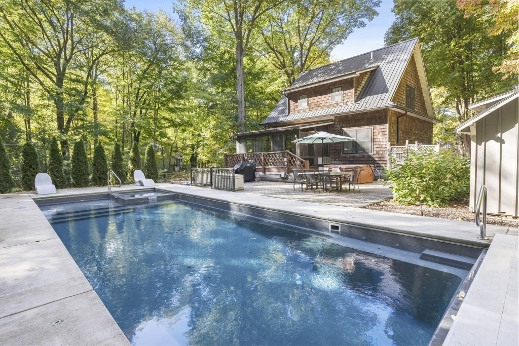 13823 Suns End, Chikaming township