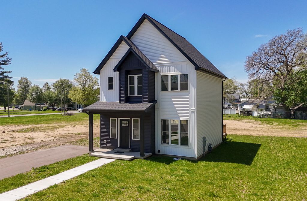 105 Lester Avenue, Dowagiac city