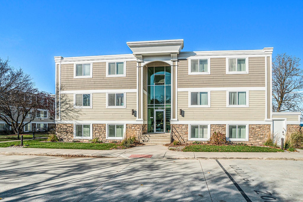 225 N Shore Drive Unit: 007, South Haven city