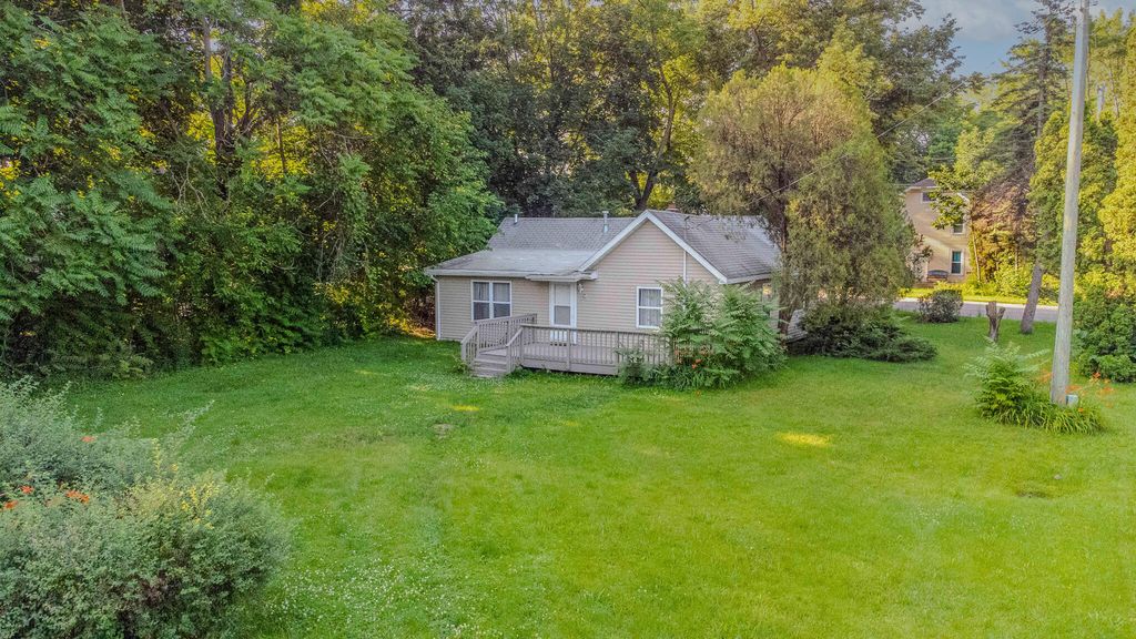 5935 Sawyer Road, Chikaming township