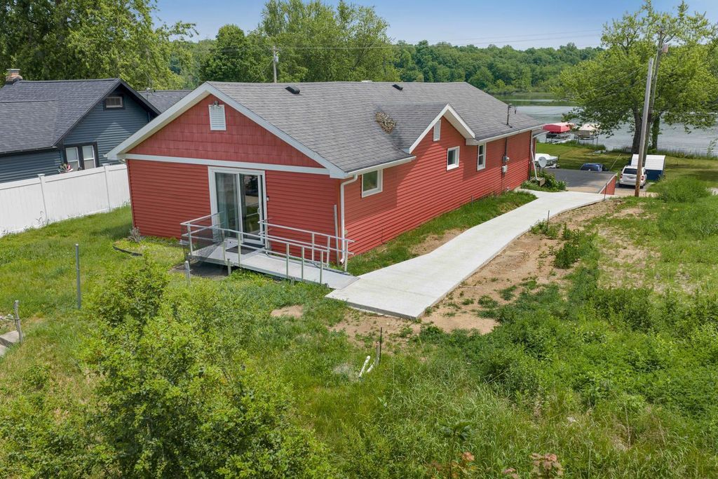 69907 Sunset Boulevard, Porter township