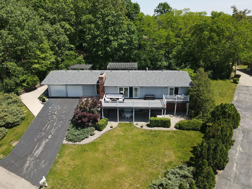 48020 Ridge Road, Grand Beach village