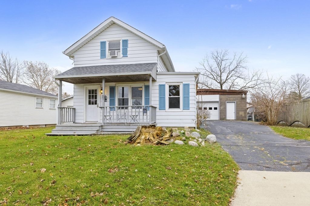 607 Sherwood Avenue, Three Oaks village
