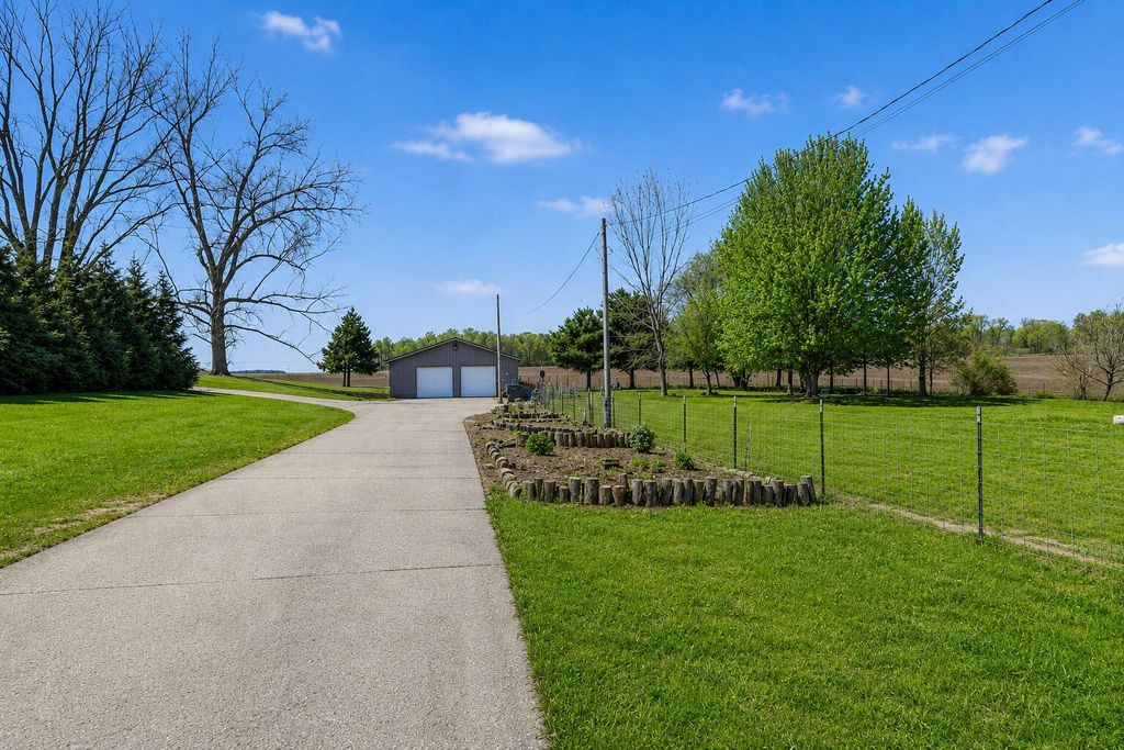 52290 Townhall Road, Silver Creek township
