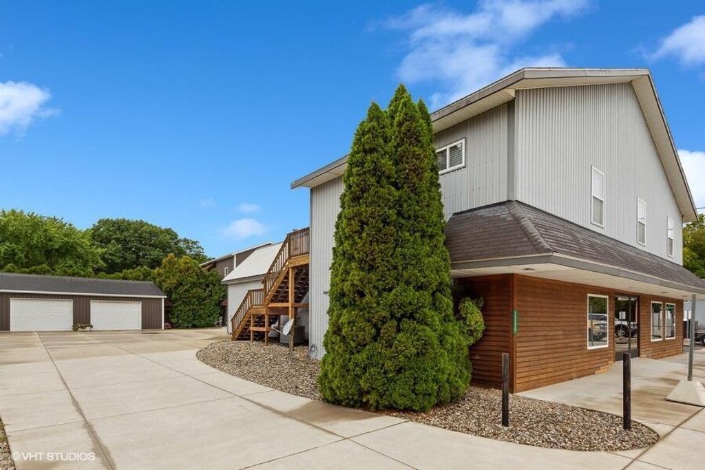 15320 Three Oaks Road, Chikaming township