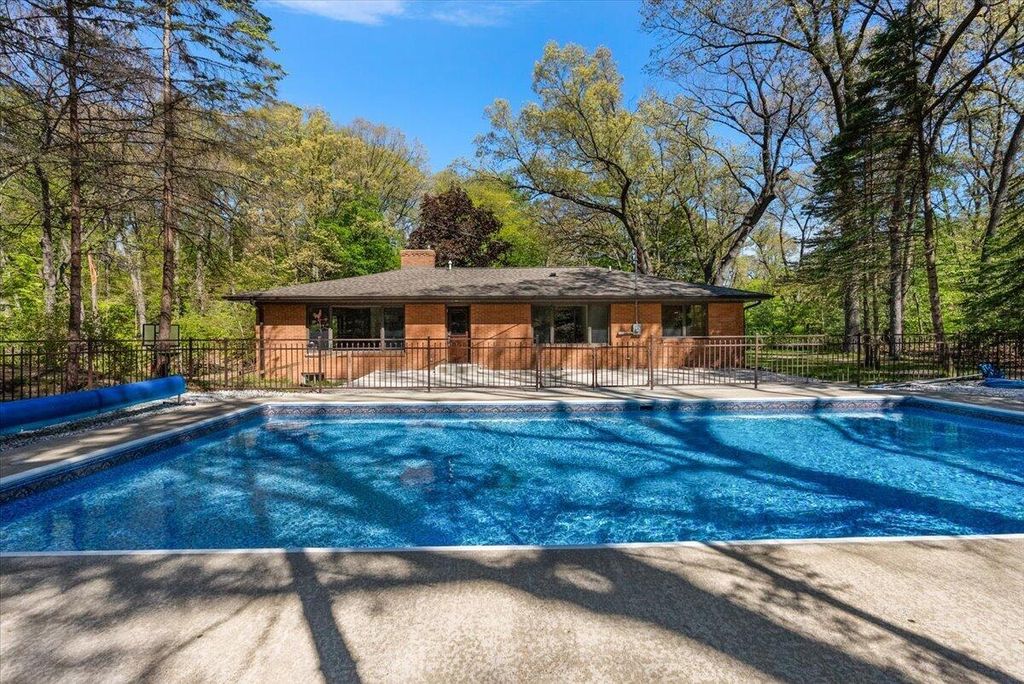 9555 Dunewood Drive, Bridgman city