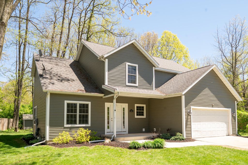1401 Whispering Trail, Benton charter township