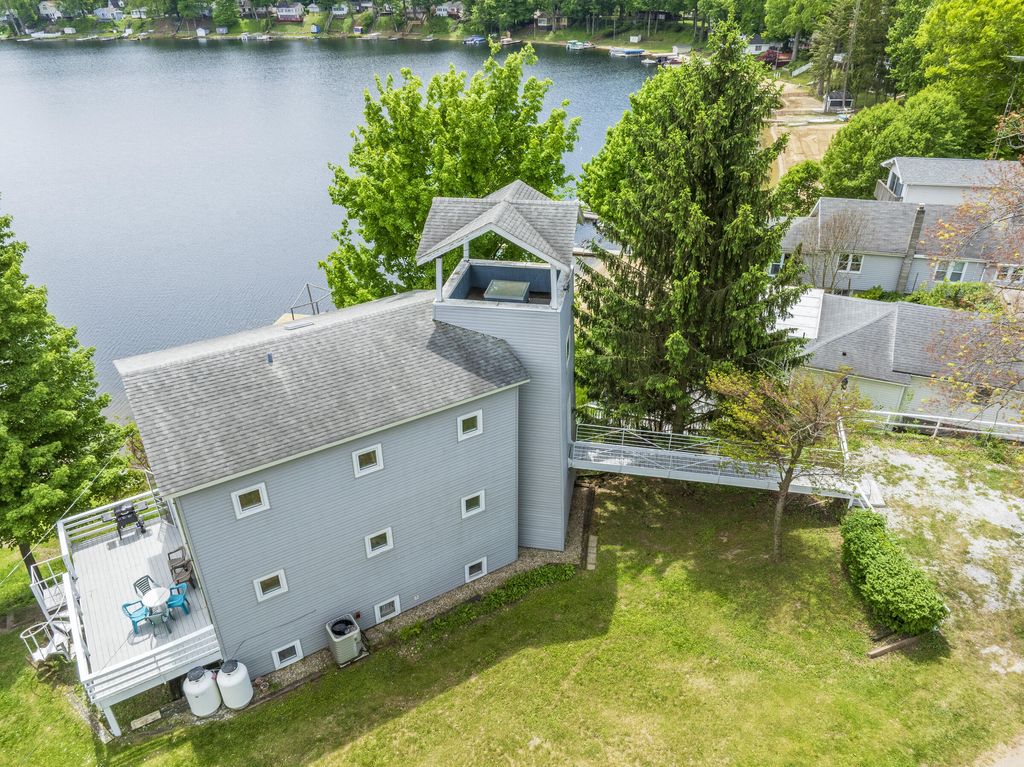 15657 Lakeview Drive, Buchanan township