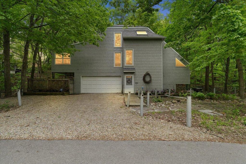604 Pine Lane, Chikaming township