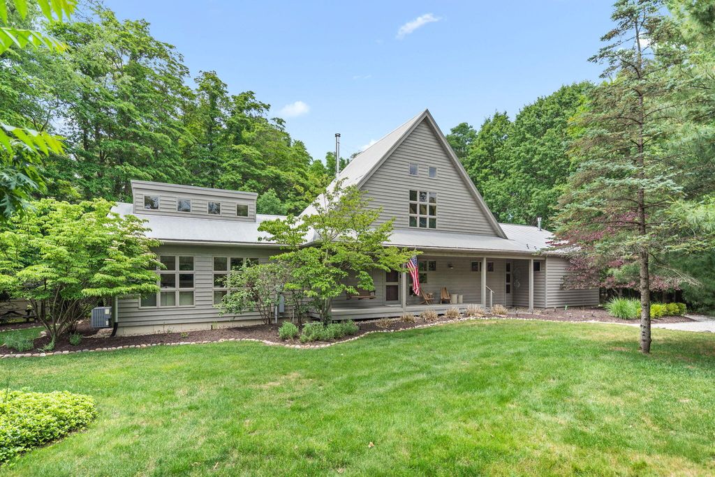 13670 Cottonwood Lane, Chikaming township