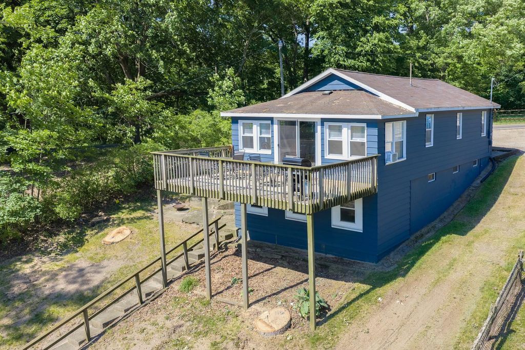 69259 Sunset Boulevard, Porter township