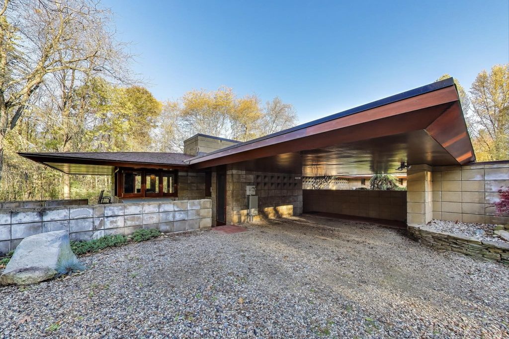 11185 Hawthorne Drive, Charleston township