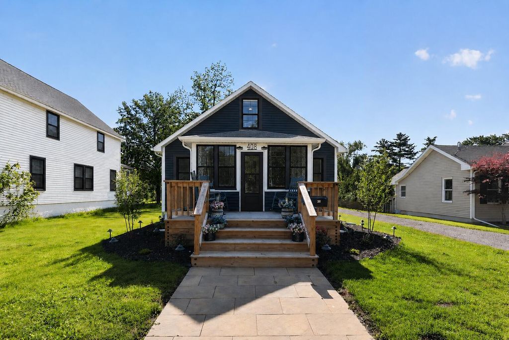 408 N Elm Street, Three Oaks village