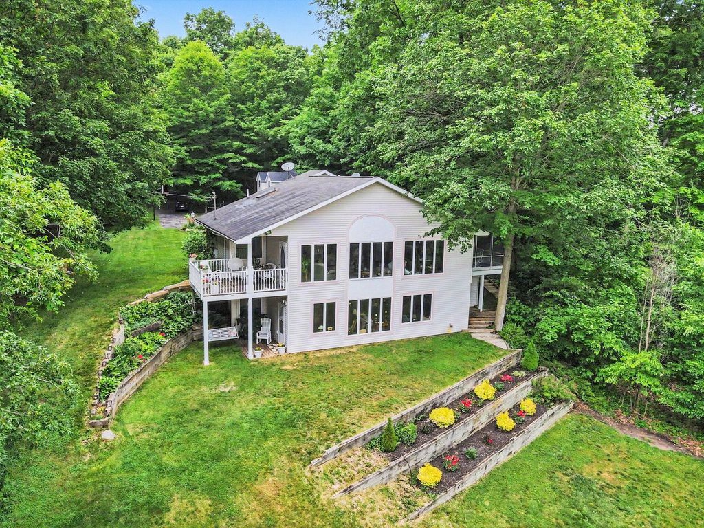 47135 Lakeview Drive, Lawrence township