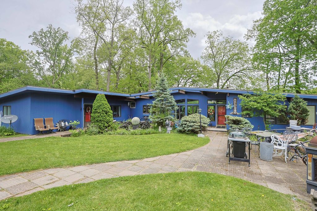 1905 Champlain Drive, Bertrand township