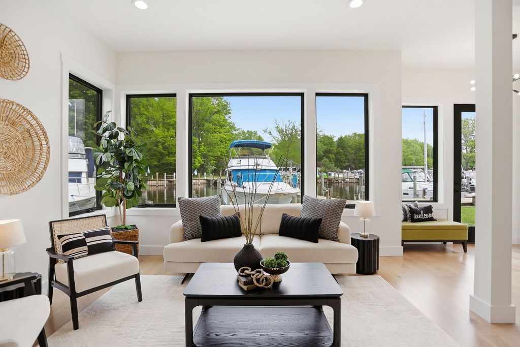 1 N Bailey Avenue Unit: 1, South Haven city