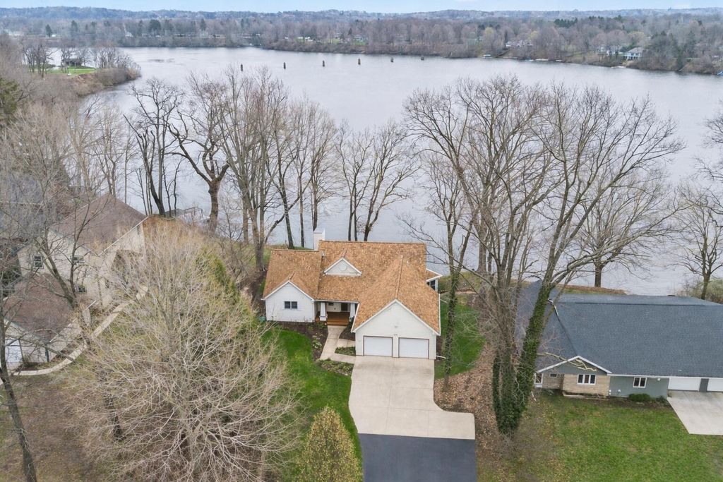 9895 Lakeview Drive, Oronoko charter township