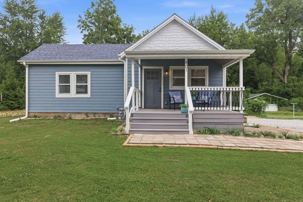 401 N Elm Street, Three Oaks village