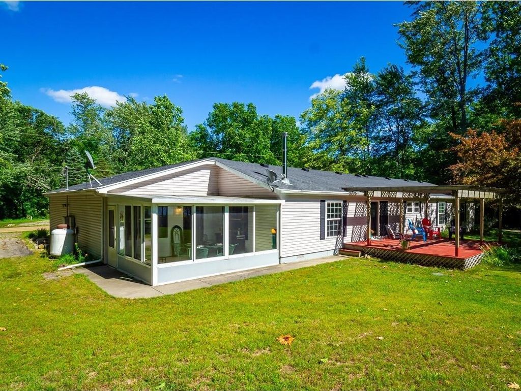 84 Thelen Drive, Cheshire township