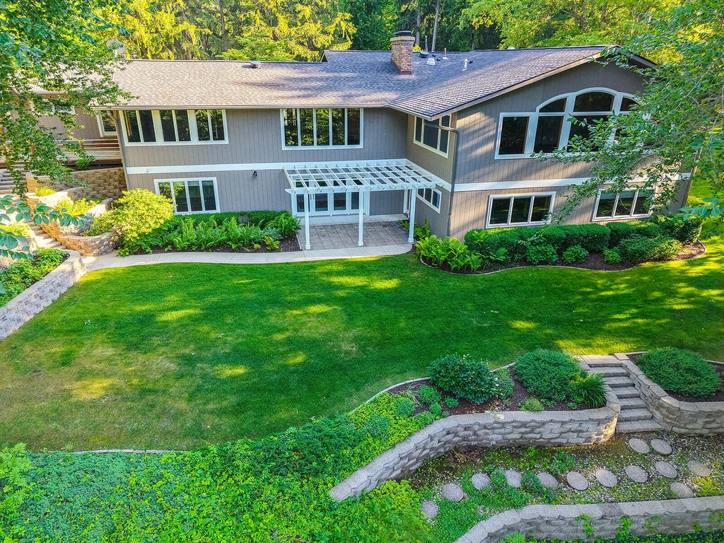 6697 Warren Woods Road, Chikaming township