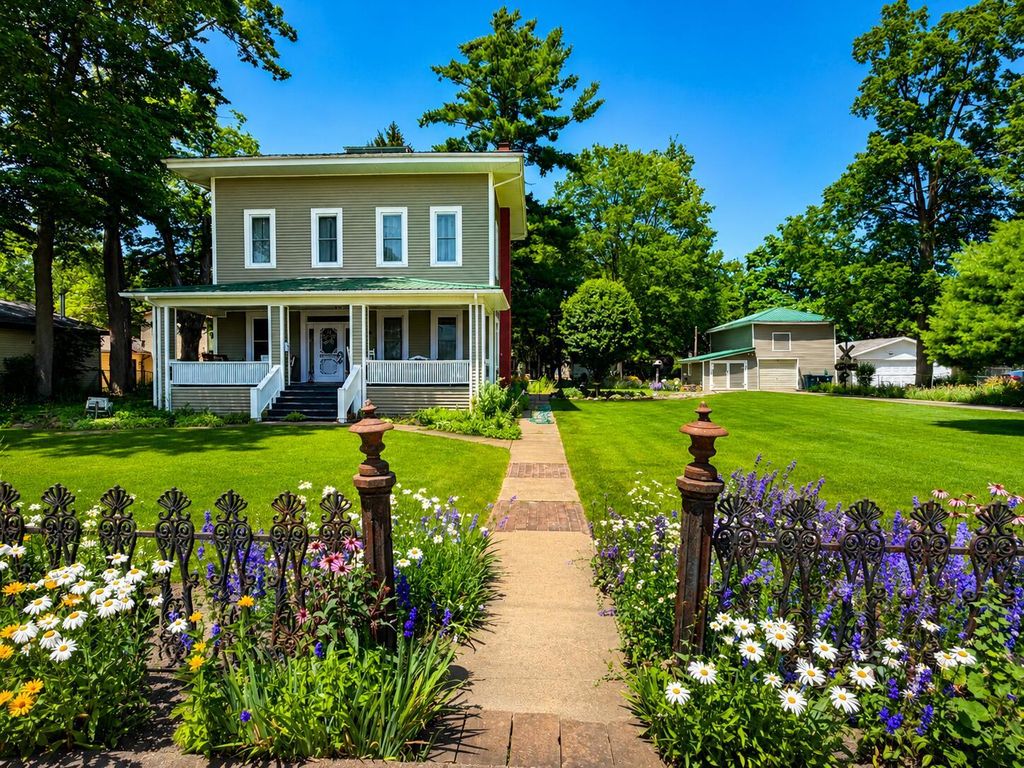 116 W Sherwood Street, Decatur village