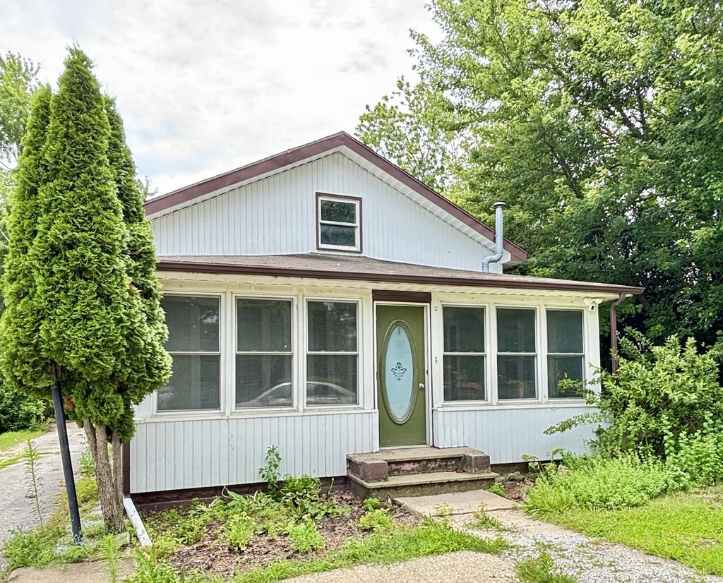 210 Ash Street E, Three Oaks village