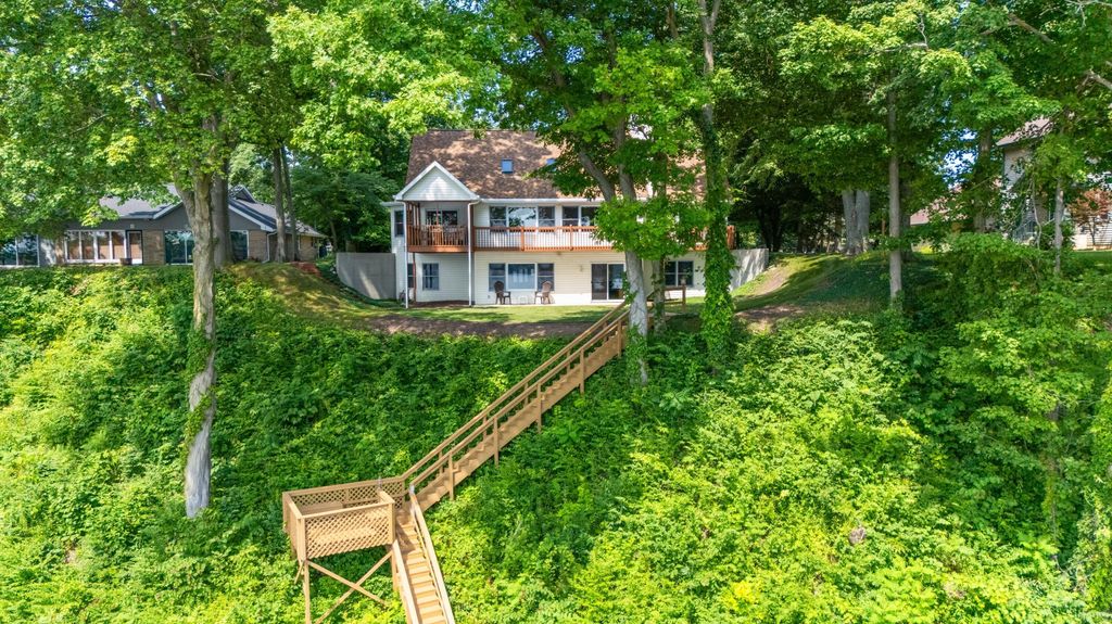 9895 Lakeview Drive, Oronoko charter township