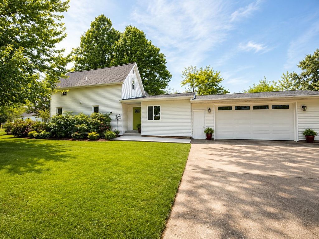 211 E Sycamore Street, Three Oaks village