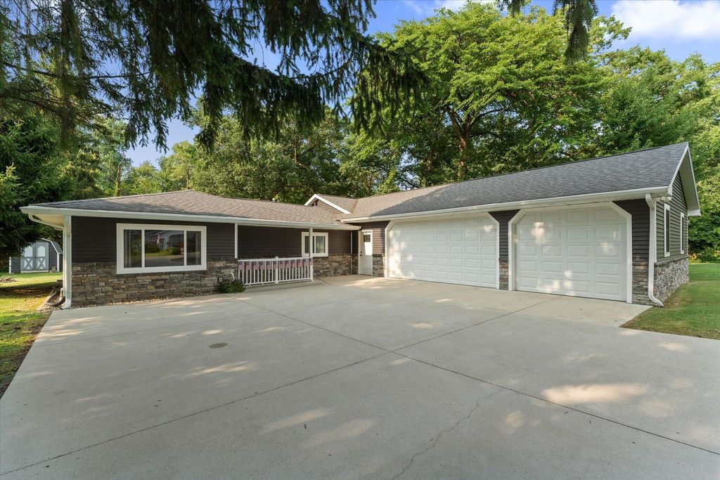 21684 Channel Parkway, Mason township