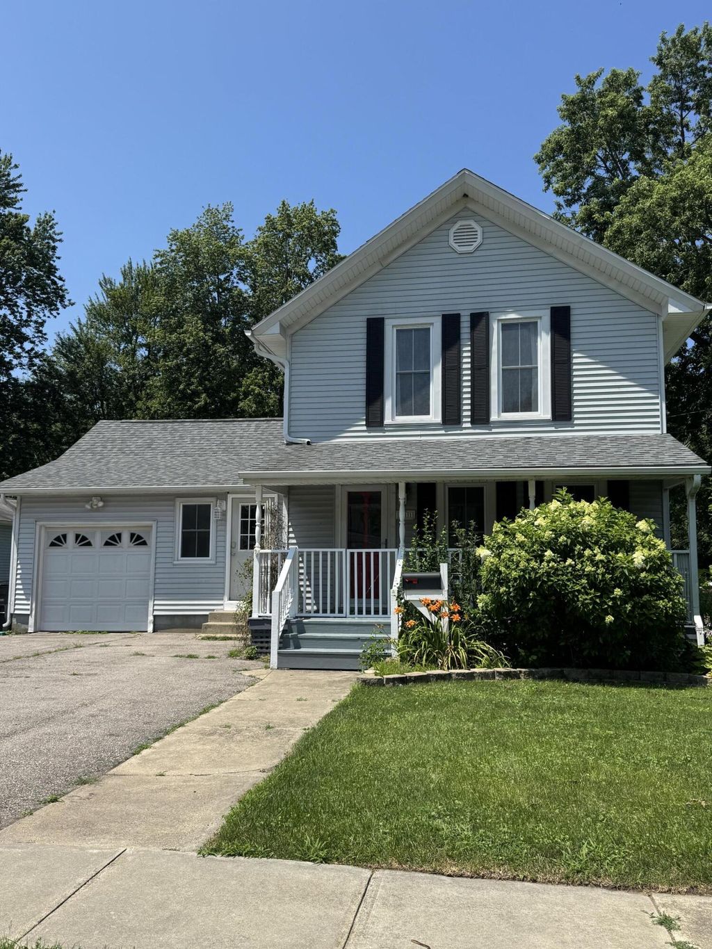 411 N Elm Street N, Three Oaks village