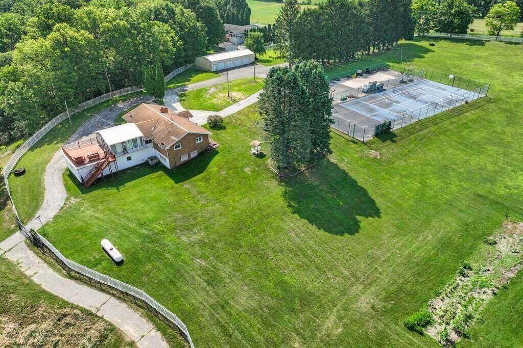 5563 W Spring Creek Road, Three Oaks township