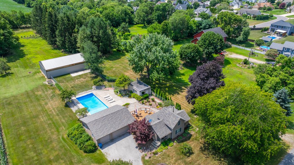 1314 Miners Road, Royalton township