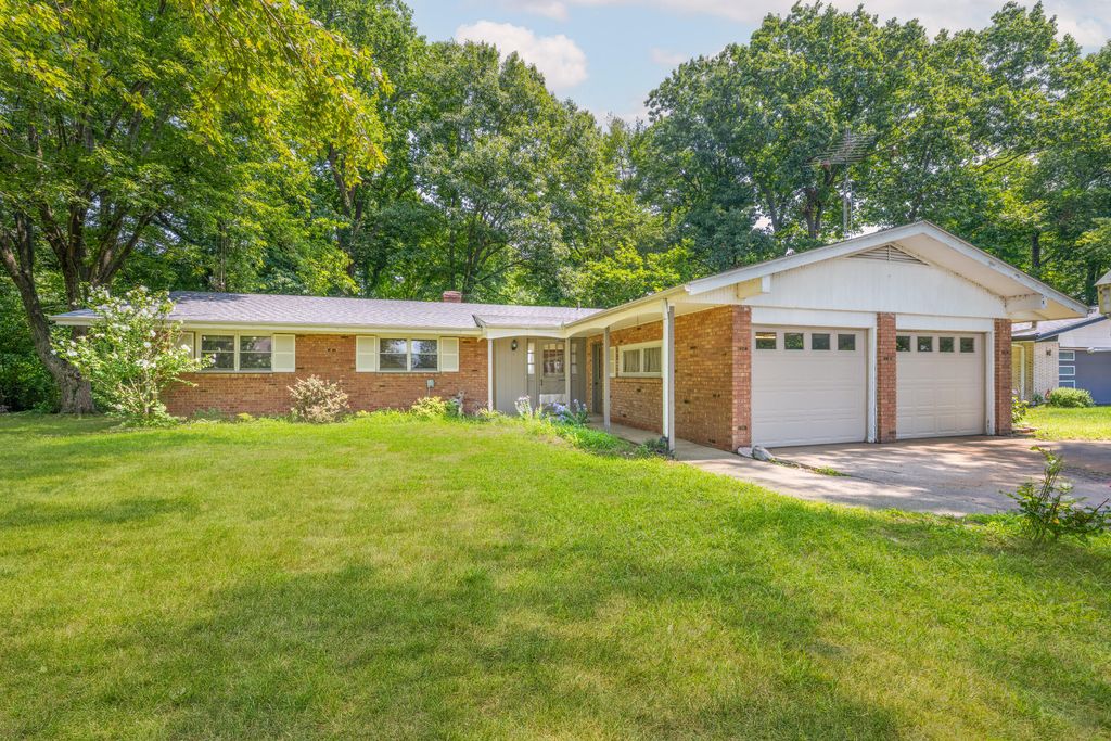 4453 Chaparral Road, Royalton township