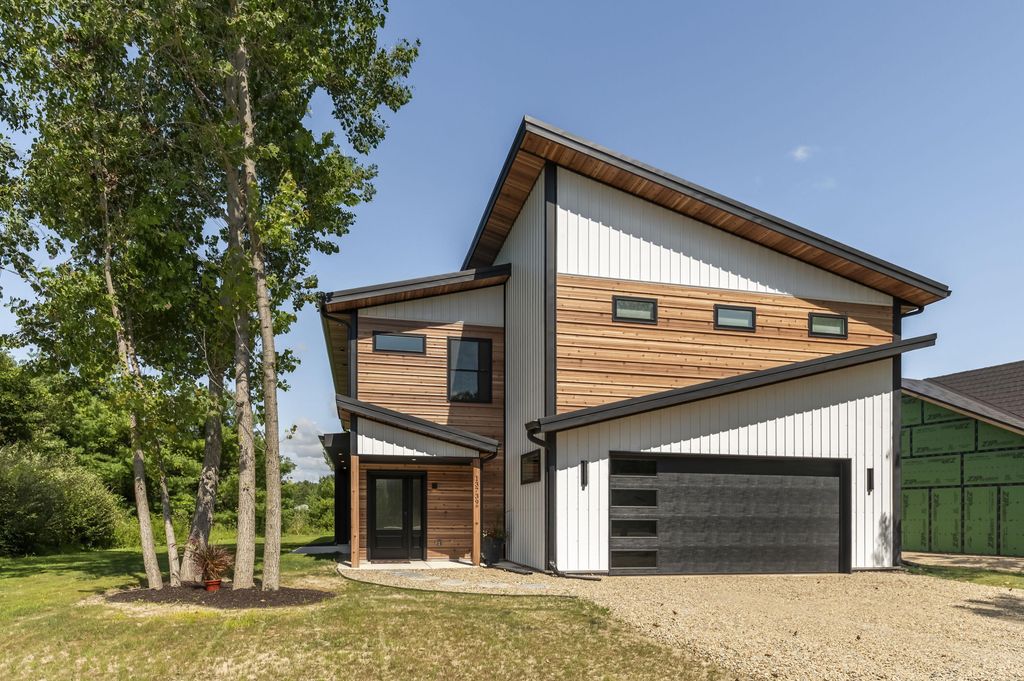 13739 Jane Way, Chikaming township