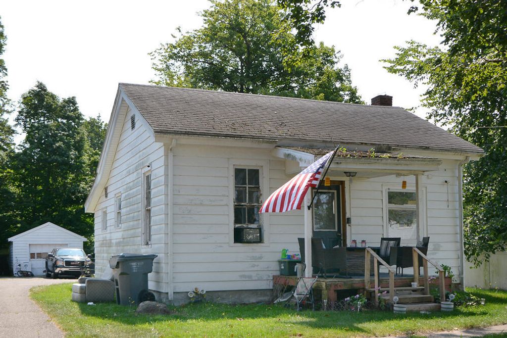 210 N Brown Street, Paw Paw village
