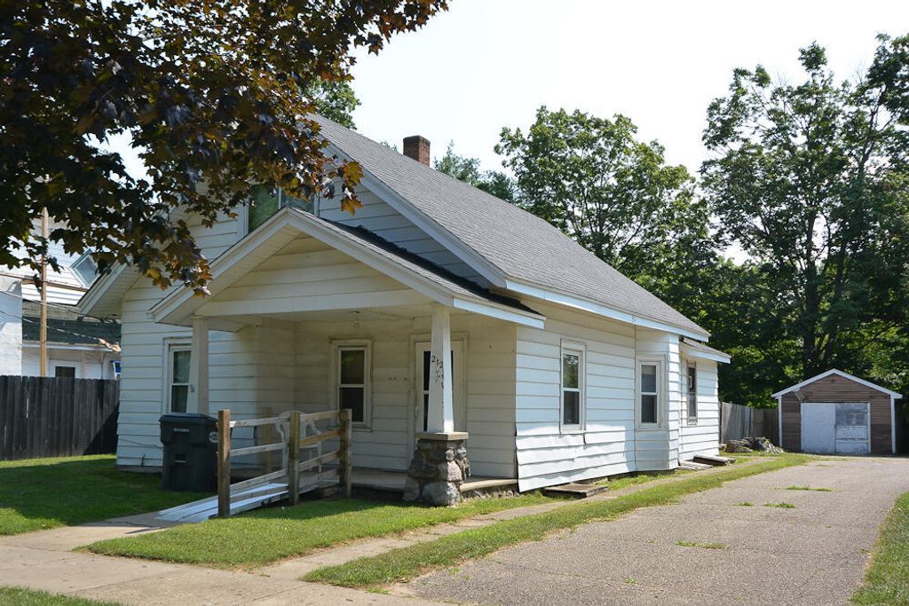212 N Brown Street, Paw Paw village