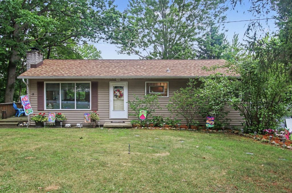 45713 E Peninsula Drive E, Bloomingdale township