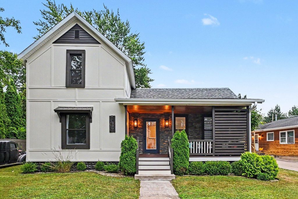 110 Sycamore Street E, Three Oaks village