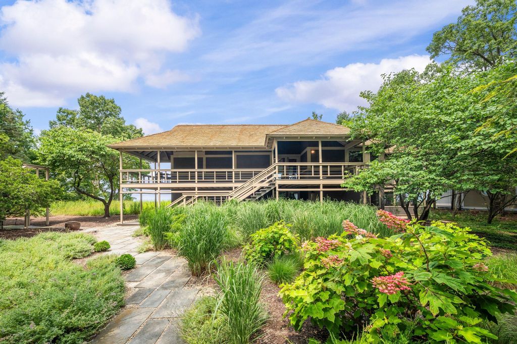 13047 Edgewater, New Buffalo township