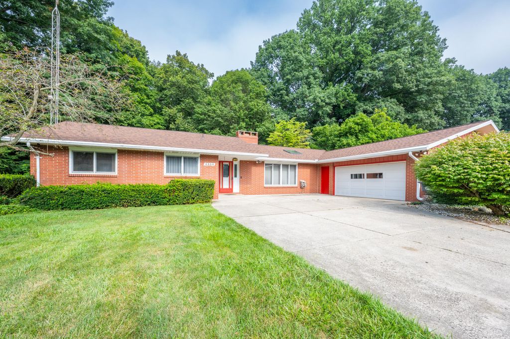 4334 Laurel Drive, Royalton township
