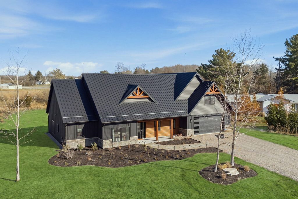 13785 Jane Way, Chikaming township