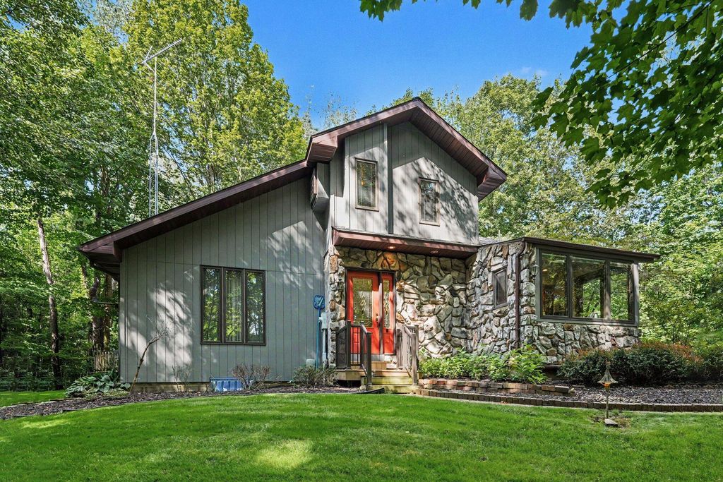 2913 Grange Road, Oronoko charter township