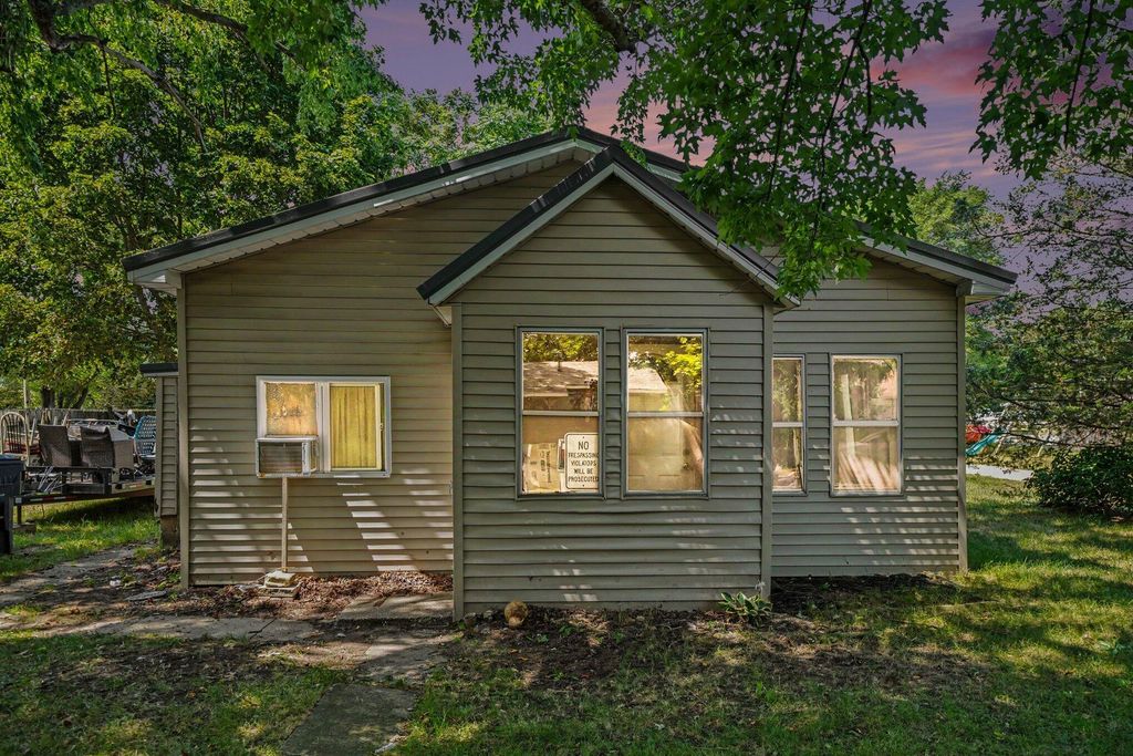 3896 Main Street, Riverside