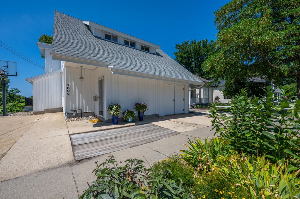 1002 Lake Boulevard, St. Joseph city