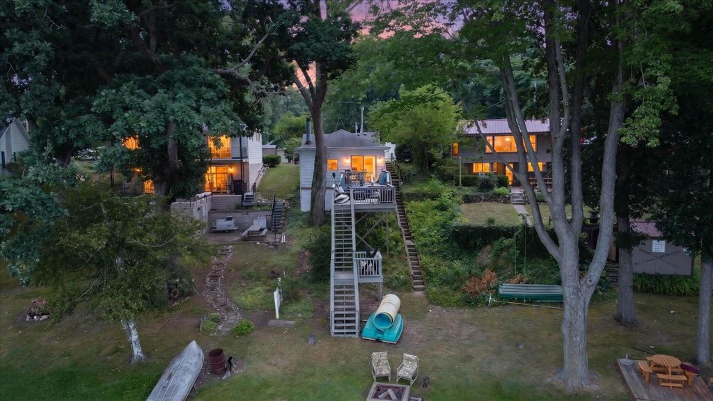 52784 Twin Lakeview Drive, Wayne township
